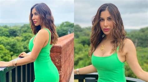 sophie choudry sexy|Sophie Choudry flaunts her toned body in latest bikini picture:。